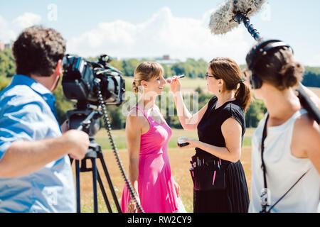 Modèle dans le make-up au cours de tournage vidéo sur l'ensemble de la production Banque D'Images