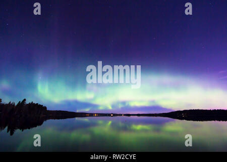 Aurora Borealis, affichage spectaculaire Northern Lights sur le lac Bodom, Espoo, Finlande, dans le Nord de l'Europe Banque D'Images