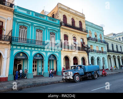 Zil, Fédération de chariot à l'extérieur de vieux bâtiments coloniaux sur Agramonte, en face de Capitolio Nacional, dans le centre de La Havane, capitale de Cuba Banque D'Images