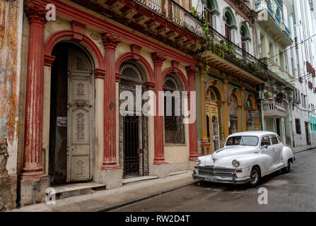 Vieille voiture américaine scintille à la pluie dans les rues humides après une tempête des Caraïbes à La Havane, Cuba Banque D'Images