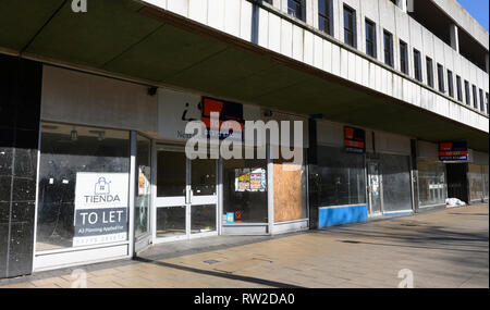 Boutiques vides dans le centre de Crawley, Haslett Avenue, Crawley, West Sussex, Angleterre, Royaume-Uni. Banque D'Images