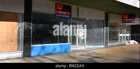 Boutiques vides dans le centre de Crawley, Haslett Avenue, Crawley, West Sussex, Angleterre, Royaume-Uni. Banque D'Images