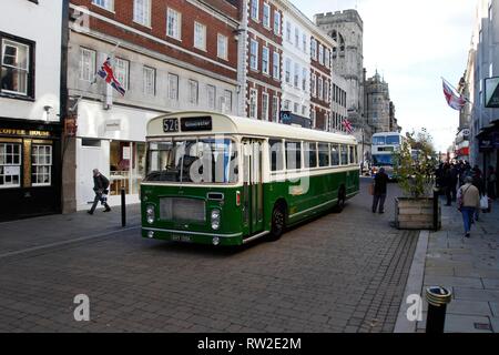 Une cavalcade de 20 autobus classique de la conduite dans le centre-ville de Gloucester à partir du quai afin d'ouvrir le nouveau centre de transport de Gloucester, anciennement Gloucester bu Banque D'Images