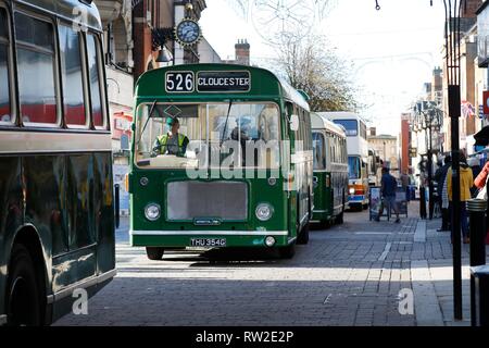 Une cavalcade de 20 autobus classique de la conduite dans le centre-ville de Gloucester à partir du quai afin d'ouvrir le nouveau centre de transport de Gloucester, anciennement Gloucester bu Banque D'Images