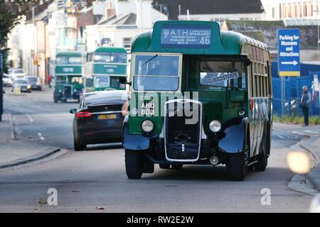 Une cavalcade de 20 autobus classique de la conduite dans le centre-ville de Gloucester à partir du quai afin d'ouvrir le nouveau centre de transport de Gloucester, anciennement Gloucester bu Banque D'Images