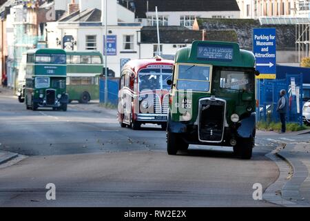 Une cavalcade de 20 autobus classique de la conduite dans le centre-ville de Gloucester à partir du quai afin d'ouvrir le nouveau centre de transport de Gloucester, anciennement Gloucester bu Banque D'Images