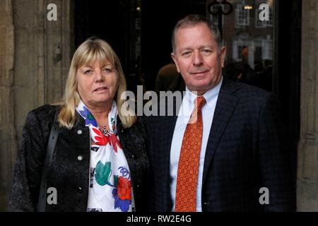 Liz et Martin Brundle, ancien pilote de course de Formule Un et SkyF1 commentateur. Le service commémoratif à la cathédrale de Gloucester pour Christine Mills M Banque D'Images