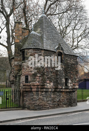 Vue extérieure de la Queen Mary's Bath House à Holyrood, Édimbourg, Écosse Banque D'Images