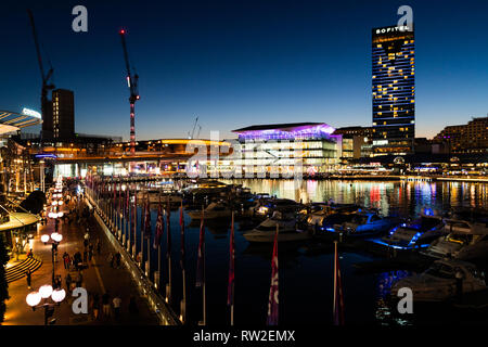 23 décembre 2018, Sydney NSW Australie : Scenic vue nocturne de Sydney Darling Harbour avec marina et de la promenade de l'hôtel Sofitel Banque D'Images