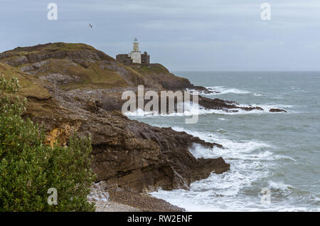 Vue sur le phare de la baie à Mumbles Bracelet, Swansea, Royaume-Uni. Prise le 2 mars 2019 Banque D'Images