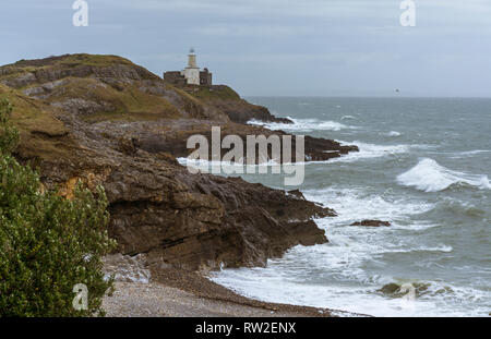 Vue sur le phare de la baie à Mumbles Bracelet, Swansea, Royaume-Uni. Prise le 2 mars 2019 Banque D'Images