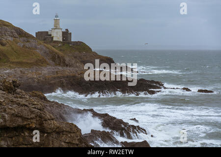 Vue sur le phare de la baie à Mumbles Bracelet, Swansea, Royaume-Uni. Prise le 2 mars 2019 Banque D'Images