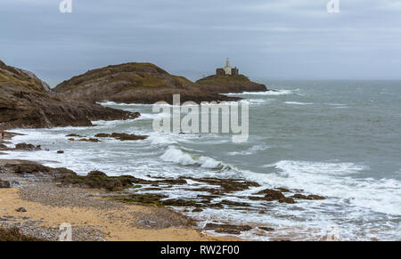 Vue sur le phare de la baie à Mumbles Bracelet, Swansea, Royaume-Uni. Prise le 2 mars 2019 Banque D'Images