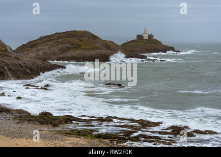 Vue sur le phare de la baie à Mumbles Bracelet, Swansea, Royaume-Uni. Prise le 2 mars 2019 Banque D'Images