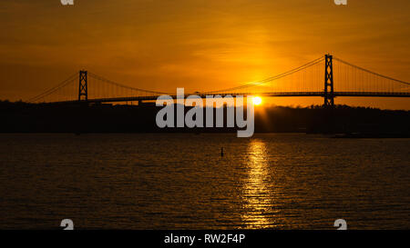 Pont Angus L. Macdonald au coucher du soleil. Le span relie Halifax et Dartmouth (Nouvelle-Écosse). Banque D'Images