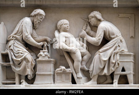 Détail des sculpteurs et architectes au travail, bas-relief de Nanni di Banco, dans l'église Orsanmichele à Florence, Toscane, Italie Banque D'Images