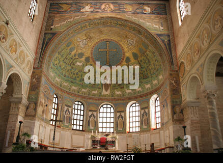 L'Italie. Ravenne. Basilique de Sant'Apollinare in Classe. Style Byzantin. CE 6ème. Avec des mosaïques de l'abside. Banque D'Images