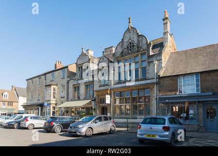 Boutiques et restaurants en place du marché de Dinan, ville de marché à Rutland Banque D'Images