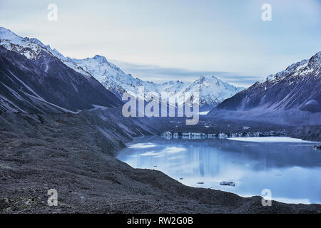 Froid matin d'hiver en montagne avec des pics couverts de neige. Une scène splendide du mont Cook. Belle lumière bleu glacier Tasman Lake. Banque D'Images