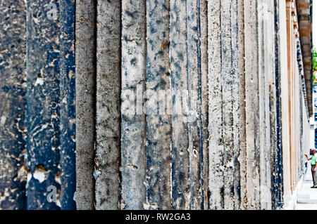 Traces de guerre à un mur de Berlin, un Kriegsspuren einer Mauer à Berlin Banque D'Images