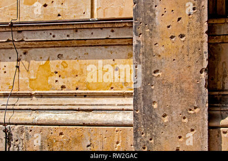 Traces de guerre à un mur de Berlin, un Kriegsspuren einer Mauer à Berlin Banque D'Images