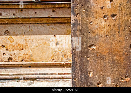 Traces de guerre à un mur de Berlin, un Kriegsspuren einer Mauer à Berlin Banque D'Images