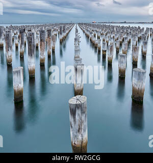 Le ressort dramatique sur le coucher du soleil du pilier Post mer océan. Princes Pier est un jalon historique sur la baie de Port Phillip, Melbourne, Australie. Banque D'Images