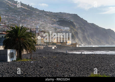 Strand Praia de Sao Tiago, Festung de Forte de São Tiago und die Kirche Igreja do Socorro, Funchal, Madeira, Portugal, Europa | city beach Praia de Sao Banque D'Images