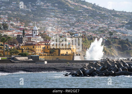 Strand Praia de Sao Tiago, Festung de Forte de São Tiago und die Kirche Igreja do Socorro, Funchal, Madeira, Portugal, Europa | city beach Praia de Sao Banque D'Images