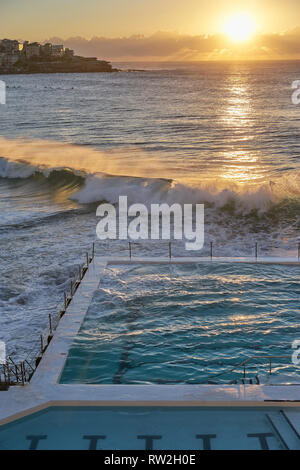 Scène de plage : vagues se briser au lever du soleil sur la célèbre eau de piscines avec vue sur l'océan plage de Bondi Beach - Sydney, Australie. Banque D'Images