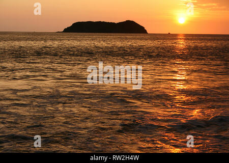 Coucher du soleil sur la plage de Manuel Antonio, Costa Rica Banque D'Images