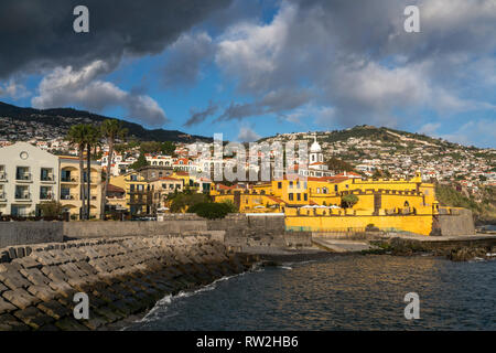 Festung de Forte de São Tiago und die Kirche Igreja do Socorro, Funchal, Madeira, Portugal, Europa | forteresse de Forte de São Tiago et l'église Igreja Banque D'Images