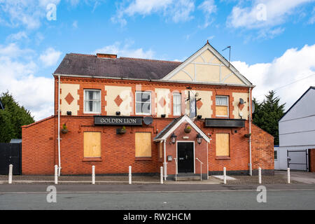 Le pub Golden Lion fermé et monté à bord à Winsford Cheshire Royaume-Uni. Démoli en août 2019. Banque D'Images