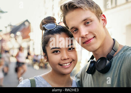 Smiling couple sur une rue de la ville Banque D'Images