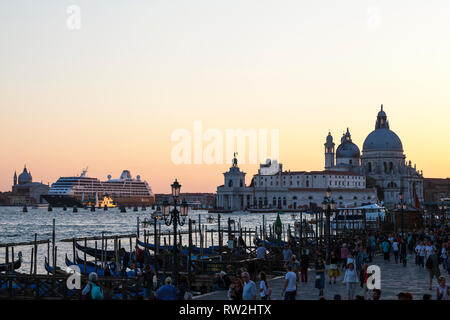 Bateau de croisière Azamara Quest quitter Venise au coucher du soleil passant Basilica di Santa Maria della Salute et de Punta della Dogana de Riva degli Schiavoni avec Banque D'Images