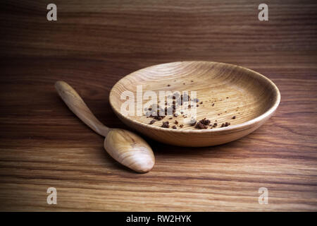 Le jeûne, le Carême. Plaque avec cuillère et crumb sur fond de bois Banque D'Images