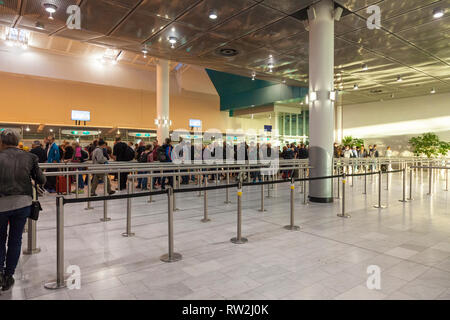 Longue file d'attente au contrôle des passeports dans le hall des arrivées internationales, l'Aéroport International du Cap, à l'entrée en Afrique du Sud. Voyage, tourisme, Banque D'Images