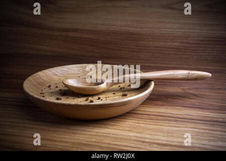 Le jeûne, le Carême. Plaque avec cuillère et crumb sur fond de bois Banque D'Images