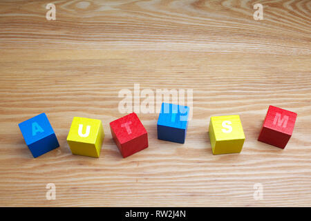 Concept d'autisme mot sur les cubes en bois coloré Banque D'Images