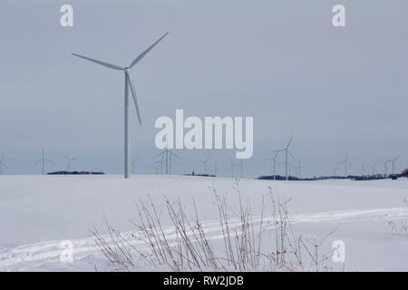 Vue paysage d'éoliennes dans une zone rurale de neige couverte de neige en hiver Banque D'Images