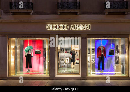 Giorgio Armani de vente au détail en Calle Larga XXII Marzo, San Marco, Venise, Vénétie, Italie éclairés la nuit avec affichage dynamique avec fenêtre colorée afficher Banque D'Images
