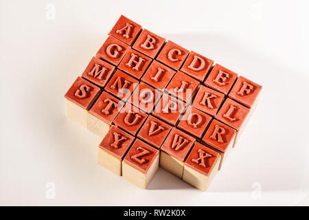 Timbres en caoutchouc avec poignée en bois. l'alphabet Banque D'Images