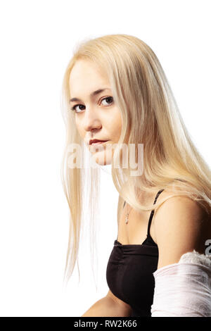 Fille blonde avec un bras cassé dans le plâtre à la triste Banque D'Images