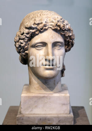 Apollo (Kassel). La fin du 2e siècle AD. Copie romaine d'un original attribué à Phidias (460-450 avant J.-C.). Naples, Italie. Banque D'Images