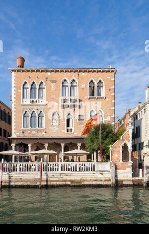 Hôtel Palazetto Stern dans un palais mauresque C 15 sur le Grand Canal, Dorsoduro, Venise, Vénétie, Italie avec jardin privé au coucher du soleil. Logements de Luxe Banque D'Images