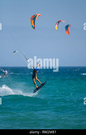 Kite Surfer au large de la côte de Tarifa, Cadix, Andalousie, Espagne Banque D'Images