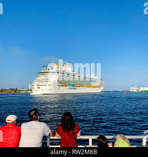 Les navires de croisière de quitter le port dans le soleil d'hiver en Floride Banque D'Images