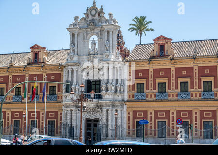 Colonnes ornés sur façade de bâtiment à Séville , Espagne Banque D'Images