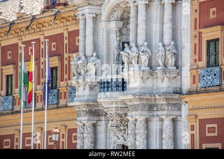 Colonnes ornés sur façade de bâtiment à Séville , Espagne Banque D'Images