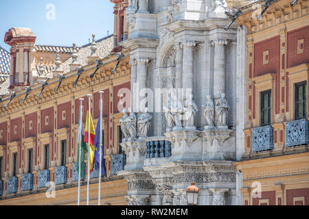 Colonnes ornés sur façade de bâtiment à Séville , Espagne Banque D'Images